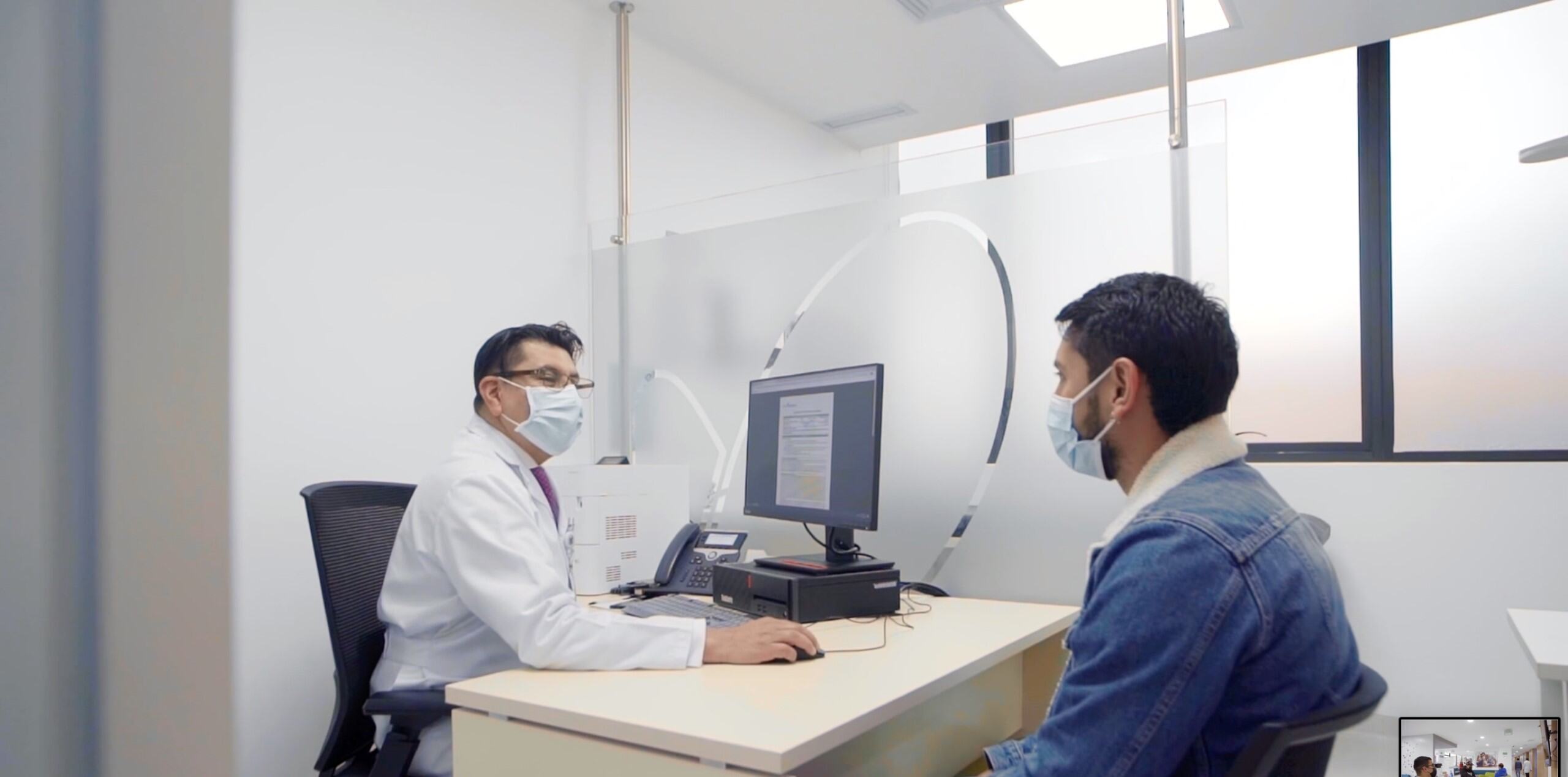 paciente haciendo consulta con un doctor