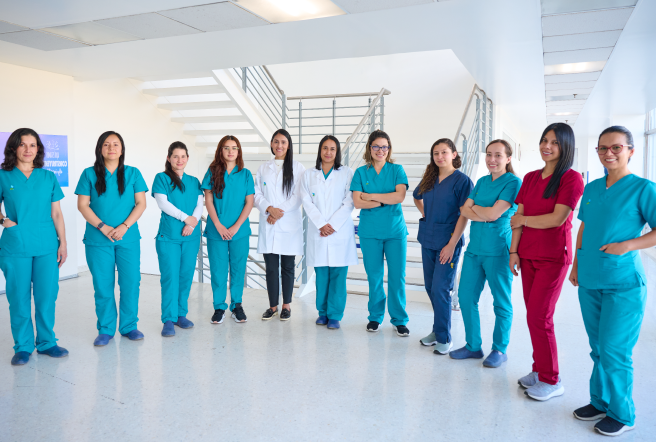 Se observan 11 mujeres profesionales de la salud de pie sonriendo y  posando frente a la cámara en formación de semicírculo.