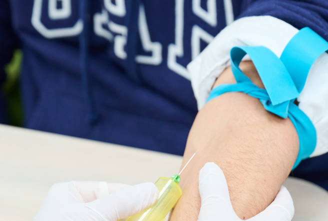 Es un procedimiento  toma de muestra de sangre, se observa un brazo extendido que tiene una banda de caucho.